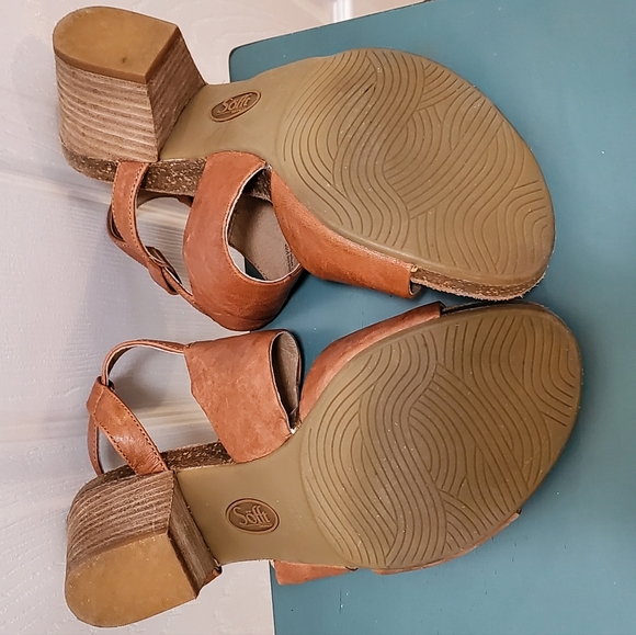 Softt brand open toe sandal, Size 8.5M, in Caramel - Picture 4 of 9